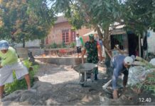 Wujud Kemanunggalan TNI Dan Rakyat, Babinsa Bence Bantu Gali Pondasi Rumah Warga