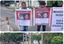 Massa Aksi Keluarga Korban Penganiayaan Brutal Meminta Polrestabes Medan Secepatnya Menyerahkan Tersangka dan Barang Bukti ke Kejaksaan