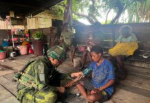 Satgas Yonif 645 GTY Pos Muara Nawa Melaksanakan Kegiatan Yankes Ke Rumah Masyarakat