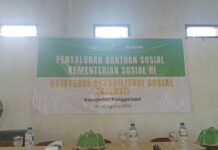 BUPATI BANGGAI LAUT TINGGALKAN LOKASI PEMBAGIAN BANSOS DI DESA MATANGA SETELAH SAMBUTAN DIPOTONG WARGA