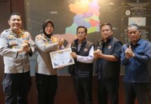 “HUT ke-75 Humas Polri, Ketua PWI Ogan Ilir Serahkan Sertifikat Penghargaan kepada Kapolres dan Kasi Humas”